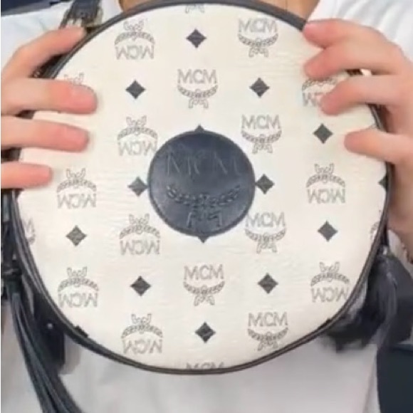 M got BAGS! Live show Friday !! - Picture 5 of 9